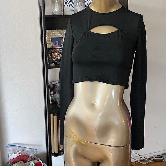 Black crop top T long sleeve, peekaboo slit on the chest - Picture 2 of 5